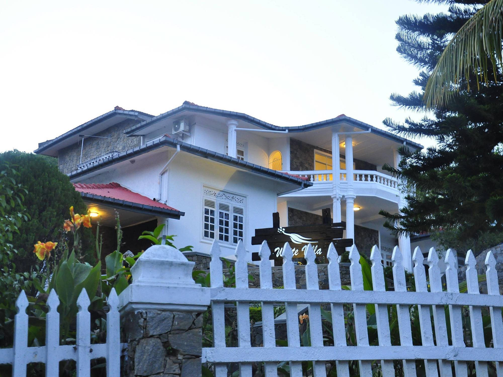 Oyo 386 White Villa Tourist Guest Kandy Ngoại thất bức ảnh